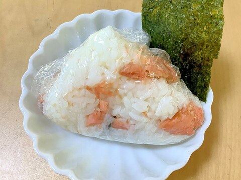 ごろごろ鮭のおにぎり